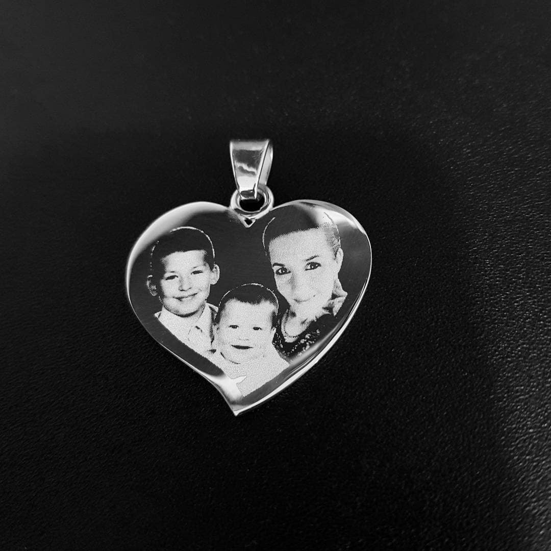 Südamekujuline hõbedast medaljon